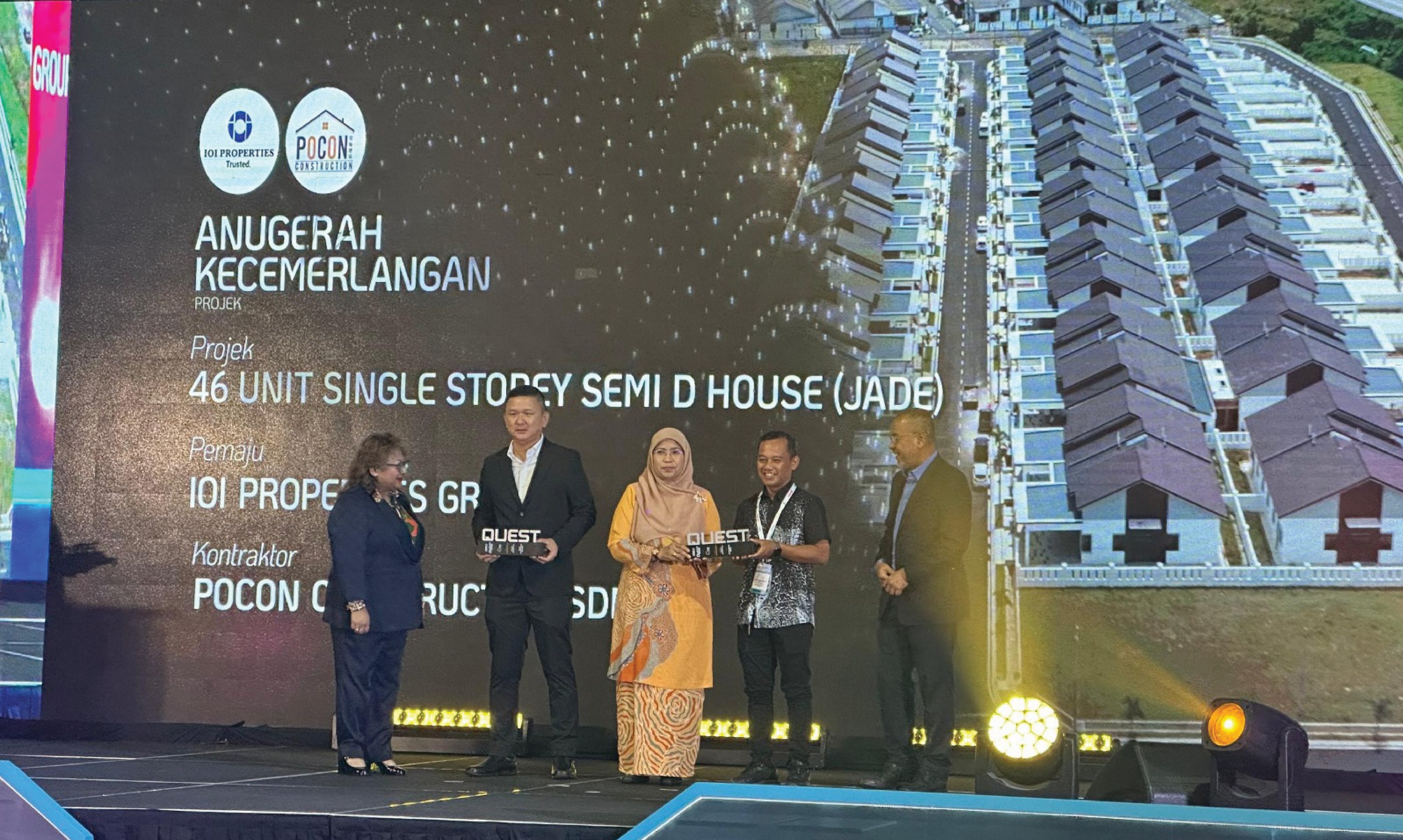 Pocon Construction receiving CIDB QUEST 2025 Anugerah Kecemerlangan with IOI Properties Group